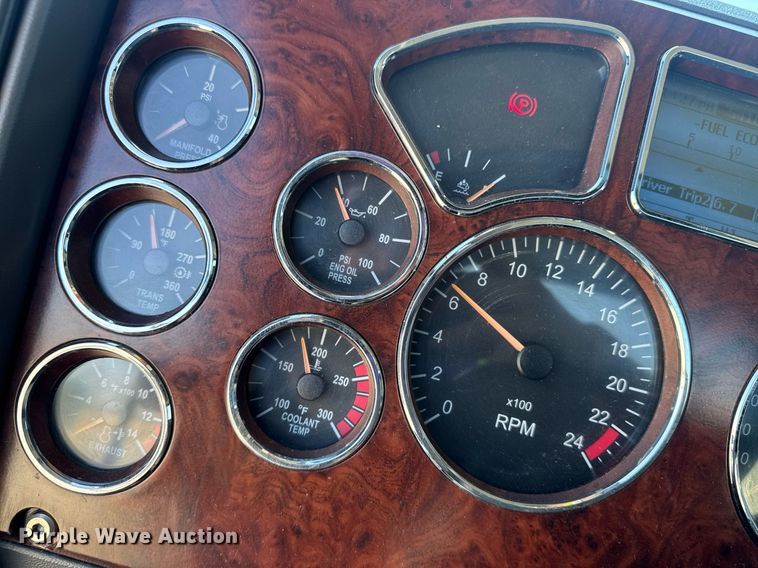 image for item DH8672 2018 Mack CXU613 semi truck