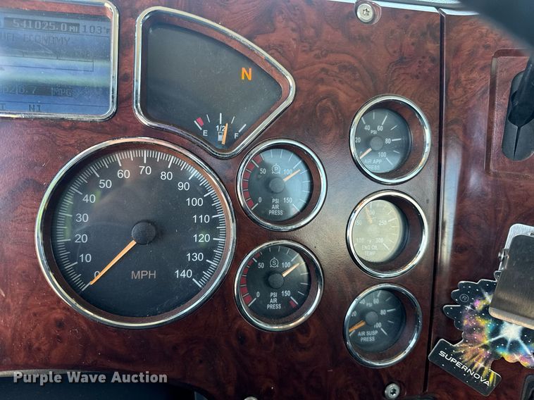 image for item DH8672 2018 Mack CXU613 semi truck