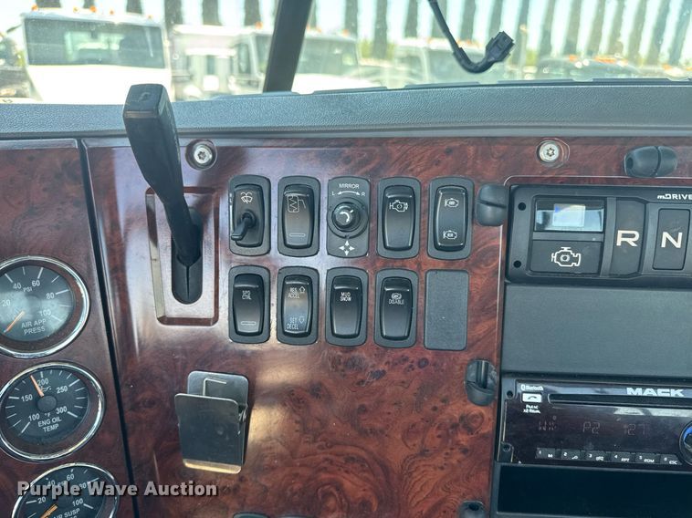 image for item DH8672 2018 Mack CXU613 semi truck