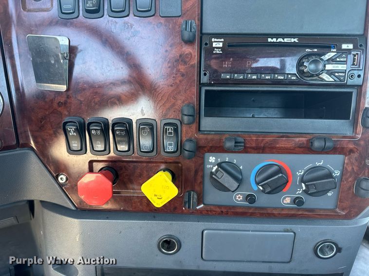 image for item DH8672 2018 Mack CXU613 semi truck