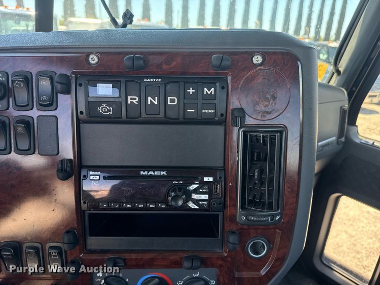 image for item DH8672 2018 Mack CXU613 semi truck