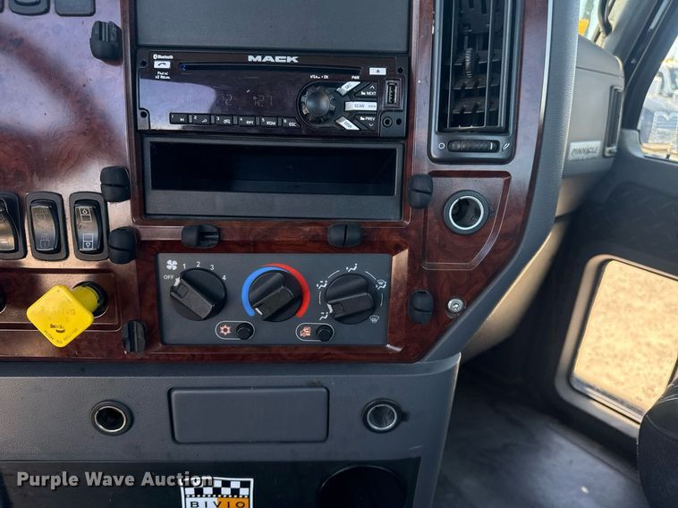 image for item DH8672 2018 Mack CXU613 semi truck