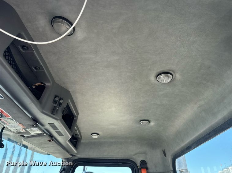 image for item DH8672 2018 Mack CXU613 semi truck