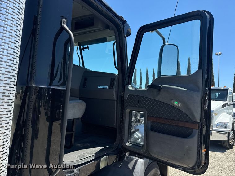 image for item DH8672 2018 Mack CXU613 semi truck