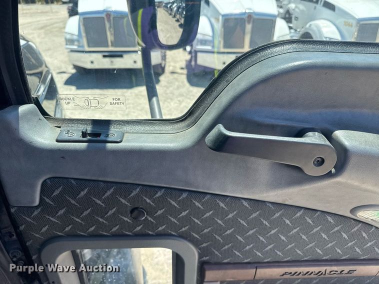 image for item DH8672 2018 Mack CXU613 semi truck