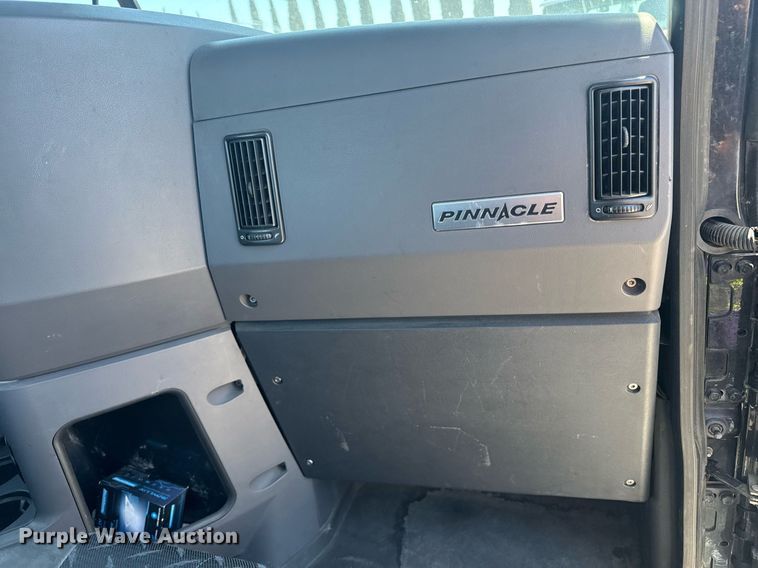 image for item DH8672 2018 Mack CXU613 semi truck