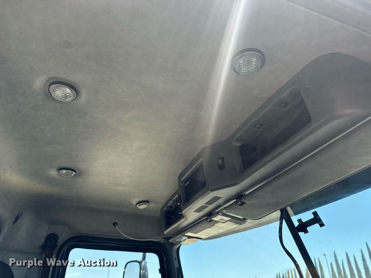 image for item DH8672 2018 Mack CXU613 semi truck