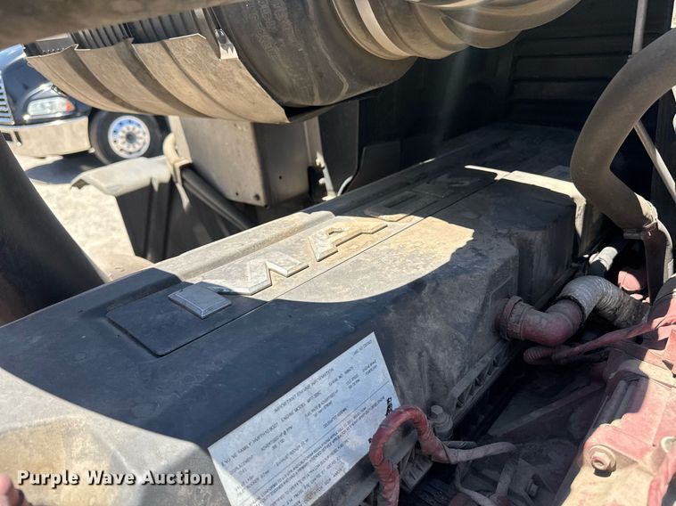 image for item DH8672 2018 Mack CXU613 semi truck