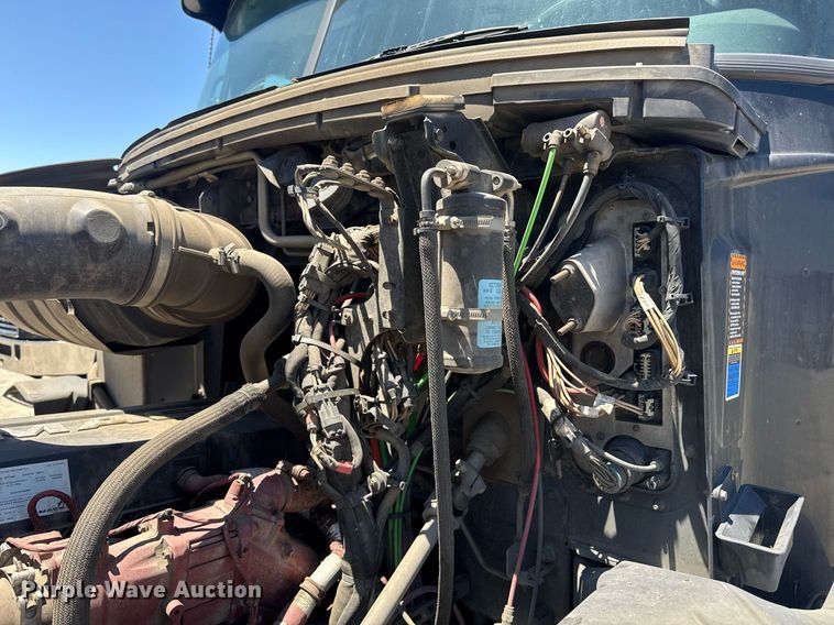 image for item DH8672 2018 Mack CXU613 semi truck