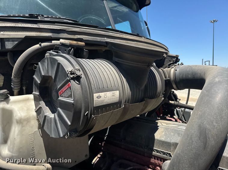 image for item DH8672 2018 Mack CXU613 semi truck