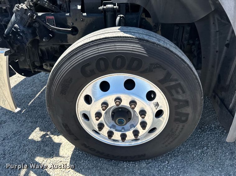 image for item DH8672 2018 Mack CXU613 semi truck