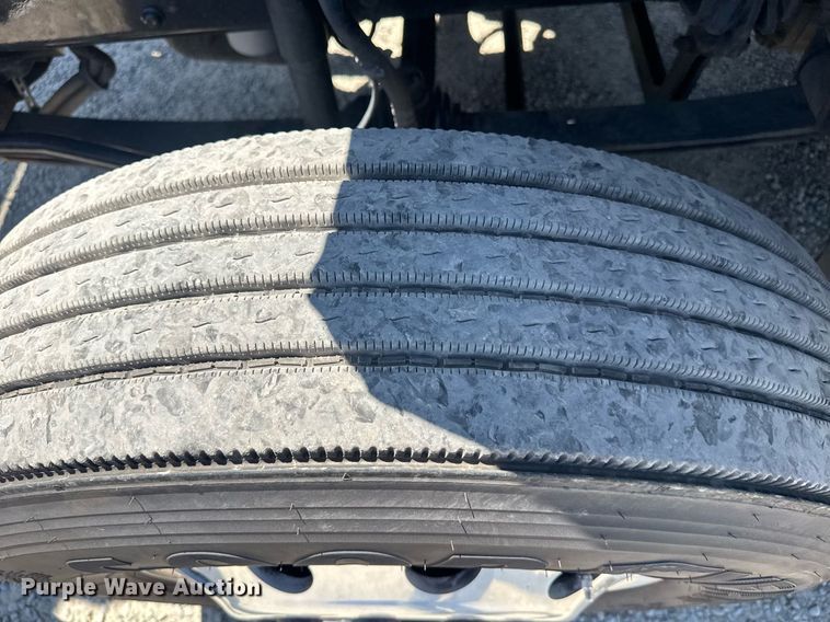 image for item DH8672 2018 Mack CXU613 semi truck