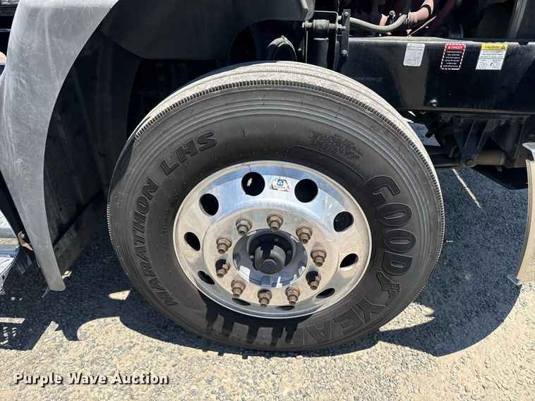 image for item DH8672 2018 Mack CXU613 semi truck