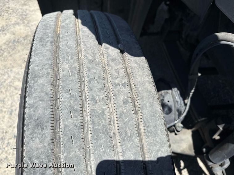 image for item DH8672 2018 Mack CXU613 semi truck