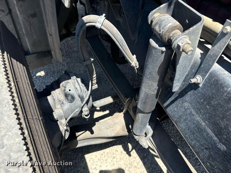 image for item DH8672 2018 Mack CXU613 semi truck