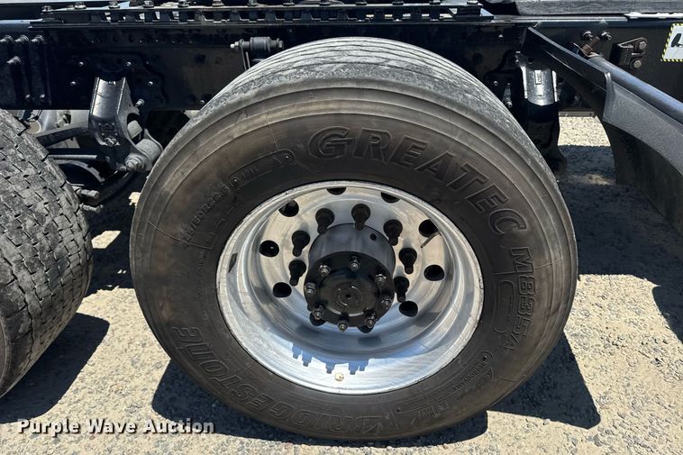 image for item DH8672 2018 Mack CXU613 semi truck