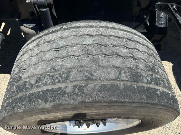 image for item DH8672 2018 Mack CXU613 semi truck