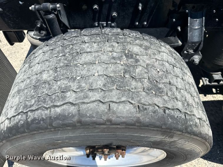 image for item DH8672 2018 Mack CXU613 semi truck