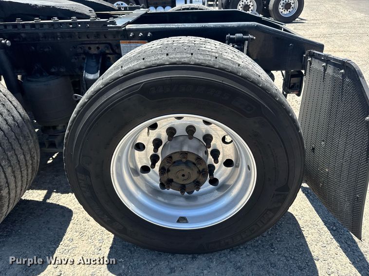 image for item DH8672 2018 Mack CXU613 semi truck