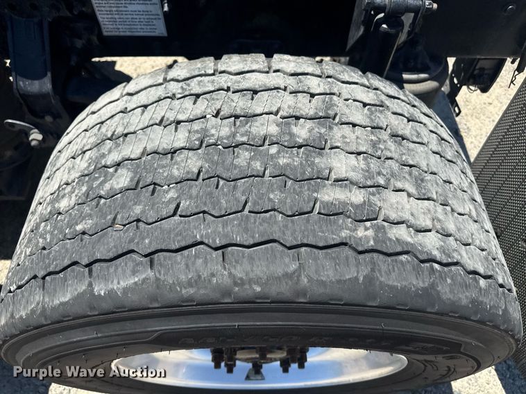 image for item DH8672 2018 Mack CXU613 semi truck