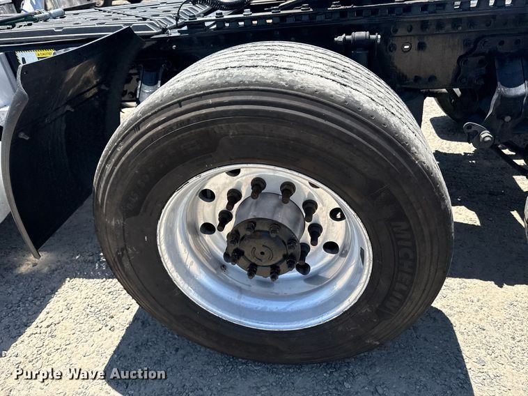 image for item DH8672 2018 Mack CXU613 semi truck