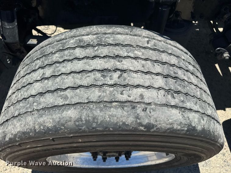 image for item DH8672 2018 Mack CXU613 semi truck