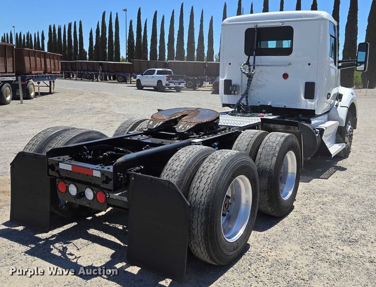 image for item DH8673 2016 Kenworth T880 semi truck