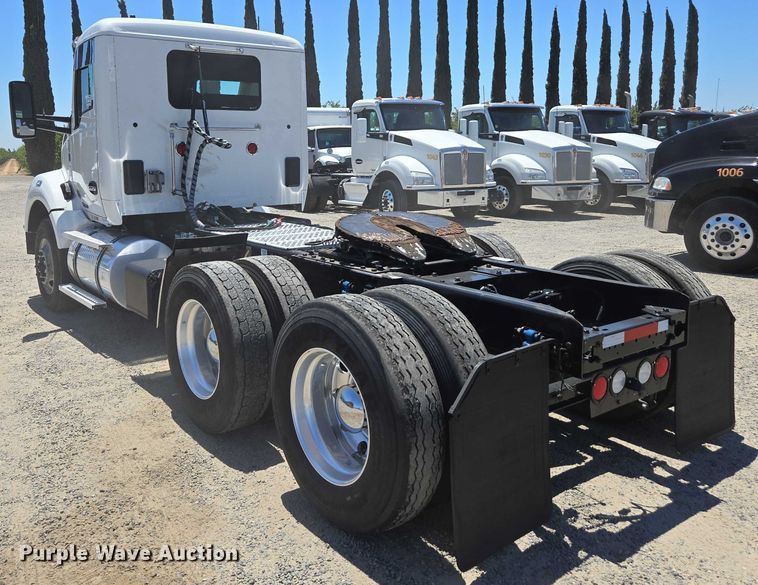 image for item DH8673 2016 Kenworth T880 semi truck