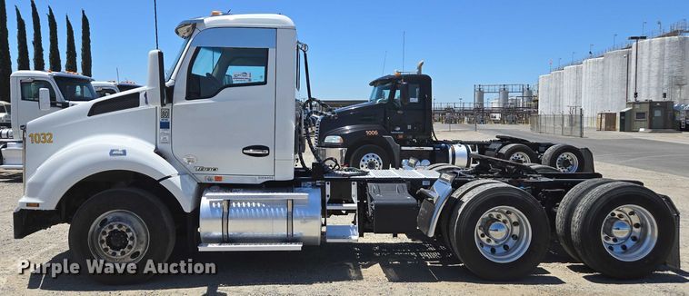 image for item DH8673 2016 Kenworth T880 semi truck