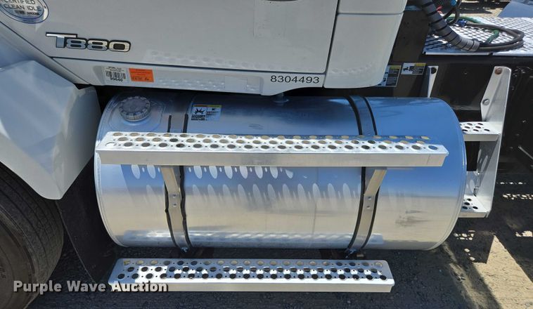 image for item DH8673 2016 Kenworth T880 semi truck