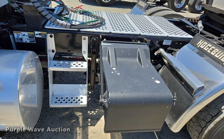 image for item DH8673 2016 Kenworth T880 semi truck