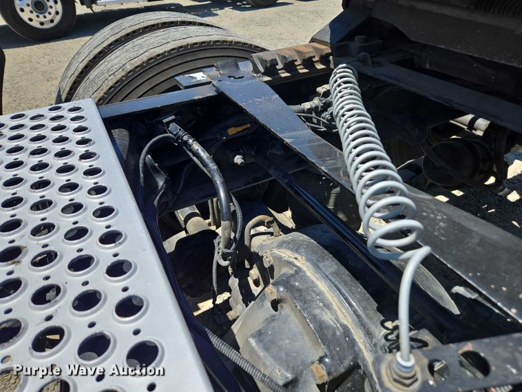 image for item DH8673 2016 Kenworth T880 semi truck