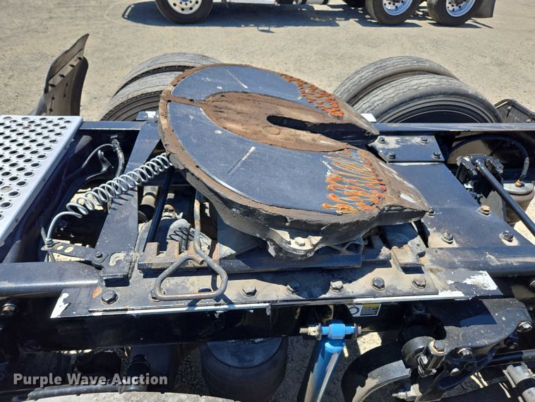 image for item DH8673 2016 Kenworth T880 semi truck