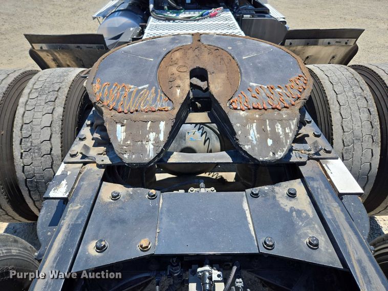 image for item DH8673 2016 Kenworth T880 semi truck