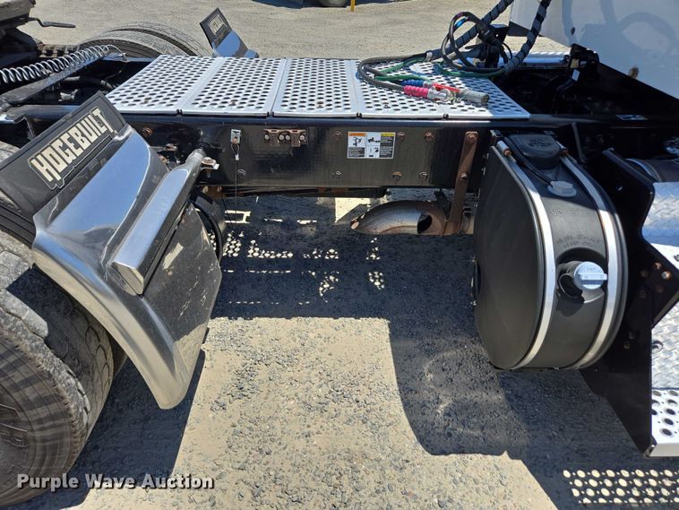 image for item DH8673 2016 Kenworth T880 semi truck