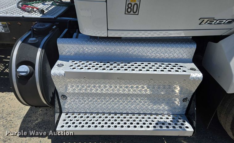 image for item DH8673 2016 Kenworth T880 semi truck