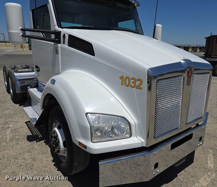 image for item DH8673 2016 Kenworth T880 semi truck