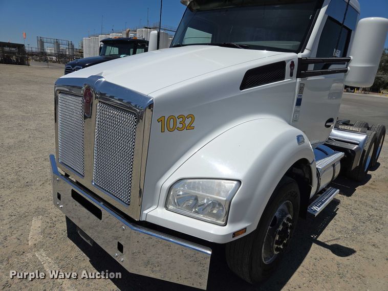 image for item DH8673 2016 Kenworth T880 semi truck