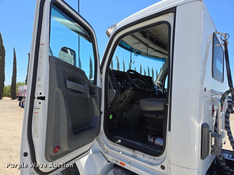 image for item DH8673 2016 Kenworth T880 semi truck