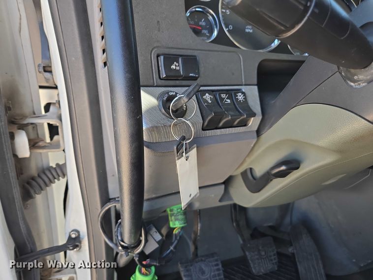 image for item DH8673 2016 Kenworth T880 semi truck