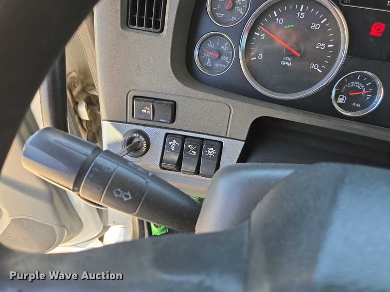 image for item DH8673 2016 Kenworth T880 semi truck