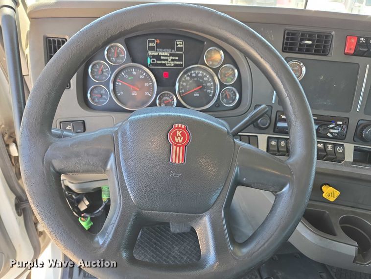 image for item DH8673 2016 Kenworth T880 semi truck