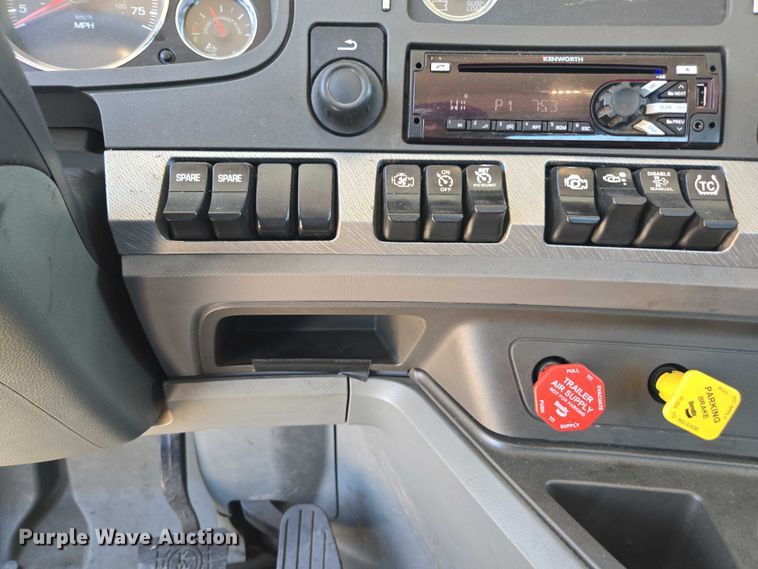 image for item DH8673 2016 Kenworth T880 semi truck