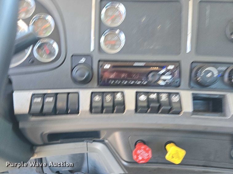 image for item DH8673 2016 Kenworth T880 semi truck