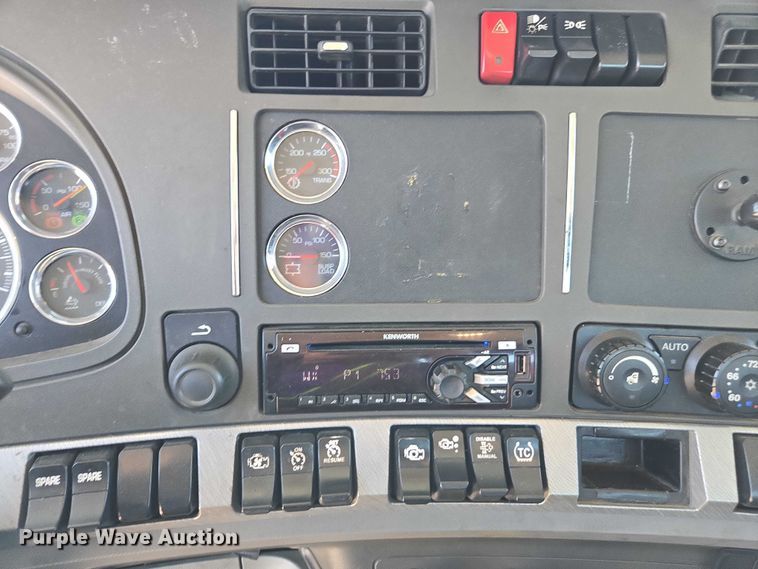 image for item DH8673 2016 Kenworth T880 semi truck