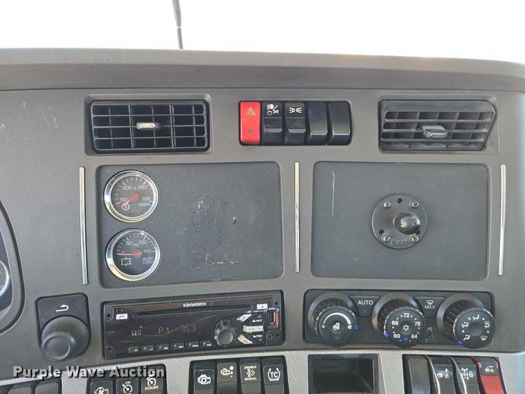 image for item DH8673 2016 Kenworth T880 semi truck