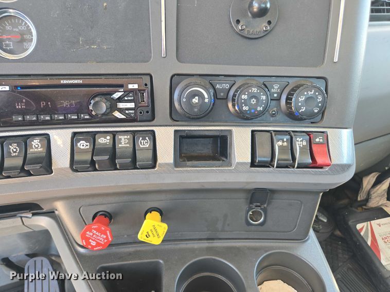 image for item DH8673 2016 Kenworth T880 semi truck