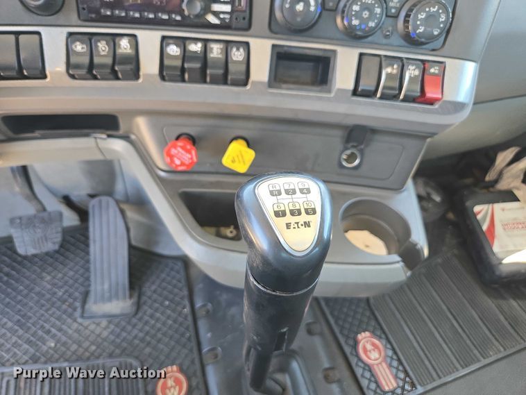 image for item DH8673 2016 Kenworth T880 semi truck