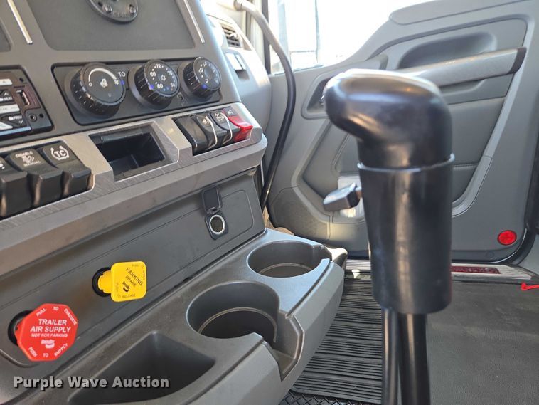 image for item DH8673 2016 Kenworth T880 semi truck