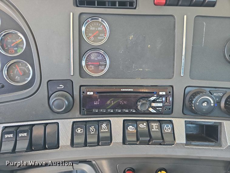 image for item DH8673 2016 Kenworth T880 semi truck